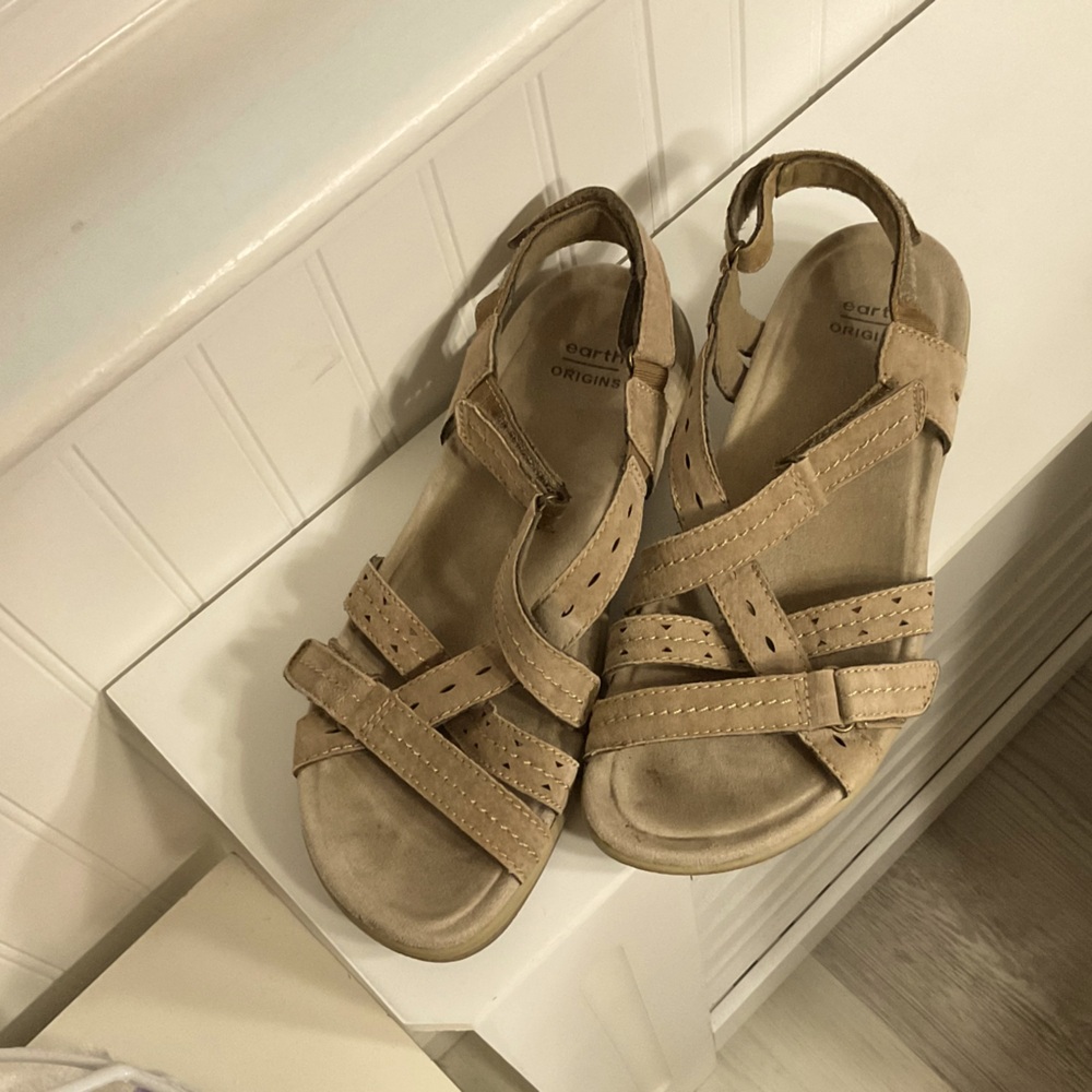 Women’s nubuck sandals